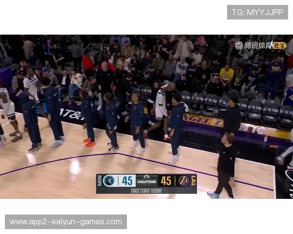 湖人詹姆斯快攻分球，底角一记穿心